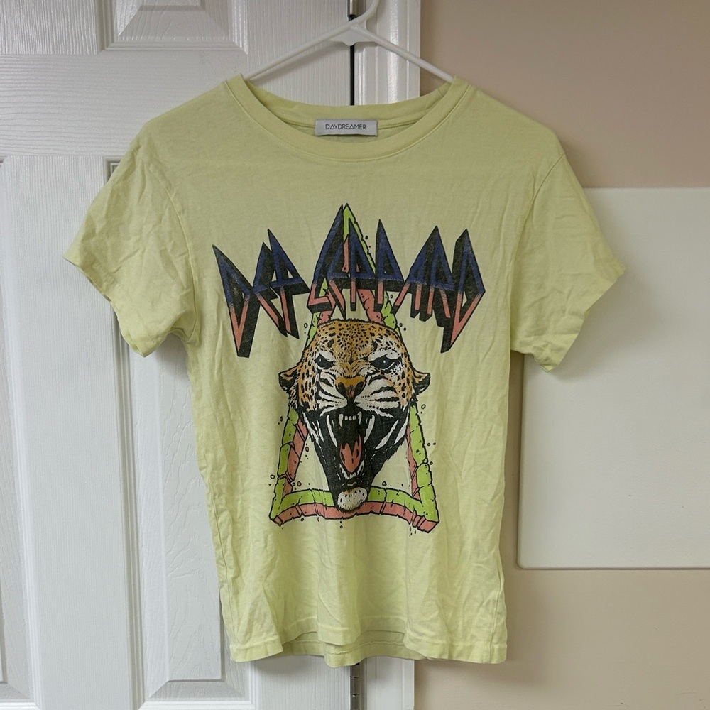 Daydreamer Def Leppard Rock Til You Drop Tour Tee in Tender Yellow